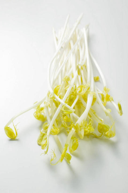 无人,竖图,俯视,室内,特写,白天,白色背景,桌面,桌子,蔬菜,一堆,阴影,堆叠,堆积,新鲜,反射,木制,影子,豆芽,黄豆芽,食品,食物,木制品,摄影,有机食品,绿色食品,影棚,堆,豆芽菜,芽苗菜,彩图,高角度拍摄,影棚拍摄,拍摄