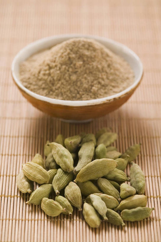 无人,竖图,俯视,室内,特写,白天,植物,桌面,桌子,一堆,阴影,堆叠,堆积,反射,木制,粉末,影子,陶瓷,调味,香料,佐料,草药,药草,陶瓷制品,中药,一个,木制品,容器,碗,粉,单个,储藏,堆,小豆蔻,配料,储存,药材,中草药,中药材,本草,作料,粉状,粉剂,消食,三角豆蔻,印度豆蔻,彩图,高角度拍摄,贮存