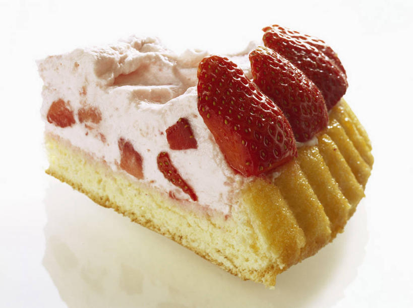 点心,无人,横图,俯视,室内,特写,白天,白色背景,下午茶,餐桌,桌子,草莓,浆果,水果,切开,阴影,新鲜,反射,影子,生食,食品,果实,食物,糕点,一个,切,草莓蛋糕,摄影,有机食品,绿色食品,影棚,单个,餐台,剖面,切面,洋莓,水果皇后,红莓,地莓,彩图,高角度拍摄,影棚拍摄,拍摄,蛋糕