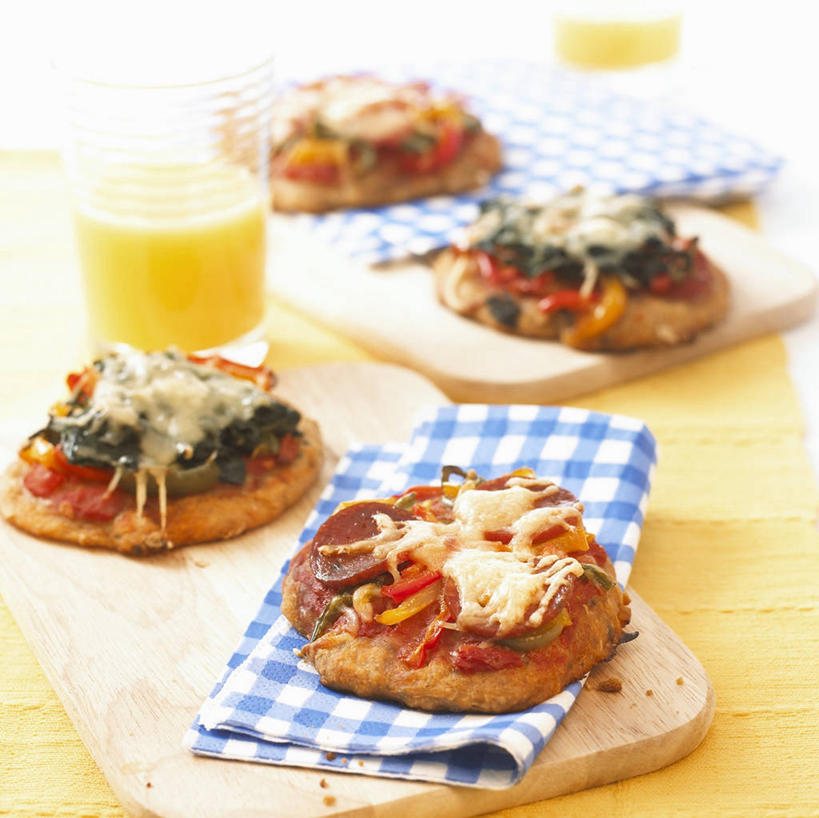 果汁,无人,横图,俯视,室内,特写,白天,烹饪,西餐,餐桌,桌子,杯子,阴影,反射,木制,影子,橙汁,料理,食品,披萨,匹萨,案板,饮品,一杯,菜肴,美食,玻璃制品,砧板,食物,饮料,餐巾,木制品,水杯,快餐,四个,西式,佳肴,餐台,比萨,甜橙,可口,西式快餐,垃圾食品,意大利薄饼,适口,保洁方巾,口布,玻璃杯,橙子,橙,彩图,高角度拍摄,迷你披萨,鹄壳,黄橙,黄果,金橙,金环,金球,糖橙