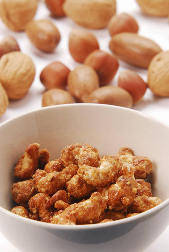 无人,竖图,俯视,室内,特写,白天,餐桌,桌子,一堆,阴影,堆叠,堆积,反射,影子,陶瓷,坚果,陶瓷制品,一个,容器,碗,干果,单个,餐台,储藏,堆,腰果,储存,焦糖,鸡腰果,介寿果,彩图,高角度拍摄,贮存