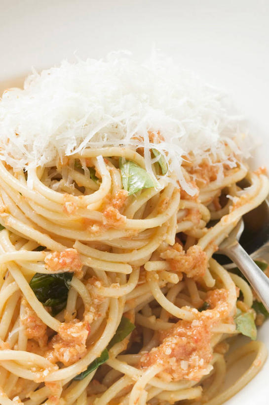 面食,面条,奶酪,意大利面,无人,竖图,俯视,室内,特写,白天,西餐,餐桌,桌子,一堆,许多,阴影,堆叠,堆积,朦胧,模糊,反射,粉末,影子,陶瓷,调料,酱料,酱汁,面,茄汁,佐料,干酪,起司,芝士粉,料理,食品,陶瓷制品,调味品,芝士,营养,调味料,番茄酱,酱,食物,容器,碗,粉,乳酪,西式,餐台,储藏,堆,乳制品,储存,发酵,粉状,粉剂,彩图,高角度拍摄,贮存