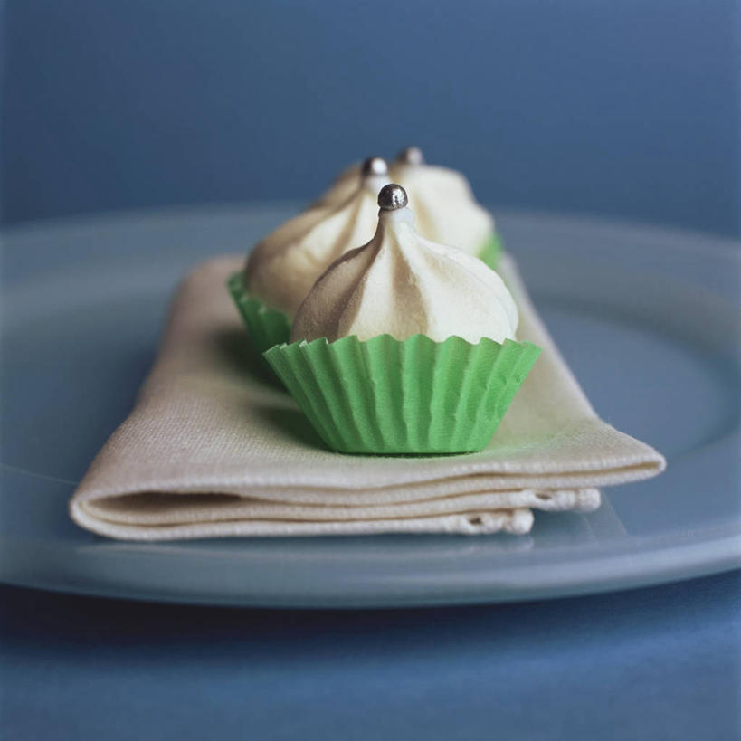 点心,无人,方图,俯视,室内,特写,白天,下午茶,餐桌,桌子,餐具,一排,阴影,蓝色背景,整齐,反射,布料,碟子,盘,影子,食品,糖,糖果,布纹,桌布,食物,糕点,排列,三个,盘子,餐巾,碟,台布,摄影,影棚,餐台,纸托,队列,纸杯蛋糕,纸托蛋糕,糖珠,银珠糖,装饰糖,蛋糕托,蛋糕托纸,蛋糕纸托,糖果珠,彩图,高角度拍摄,影棚拍摄,拍摄,蛋糕