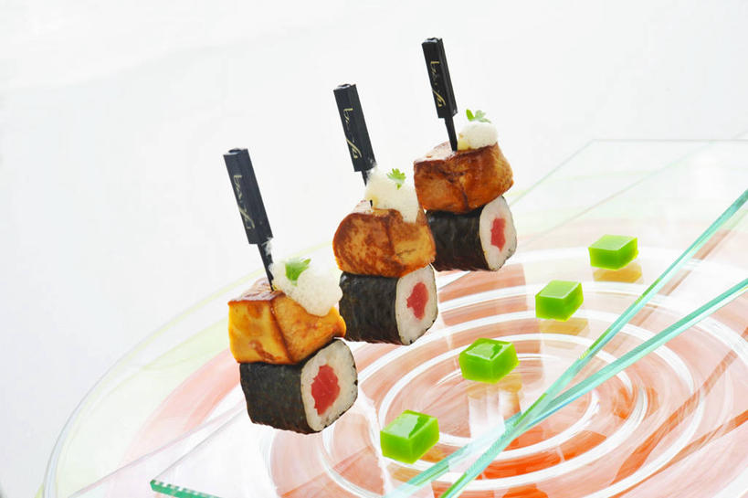 米饭,寿司,芥末,肝脏,无人,横图,俯视,室内,特写,白天,烹饪,餐桌,筷子,桌子,餐具,一排,一双,阴影,整齐,反射,碟子,盘,影子,肉,日本料理,料理,食品,饭,鲔鱼,文化,传统,鸭肉,金枪鱼,菜肴,美食,肉类,食物,排列,三个,盘子,碟,日式料理,日式,佳肴,餐台,礼节,五谷,吞拿鱼,队列,醋饭,礼仪,肉食,山葵,泽山葵,溪山葵,芥子末,山嵛菜,芥辣粉,哇沙比,辣根,四喜饭,鸭肝,肝,进餐用具,彩图,高角度拍摄