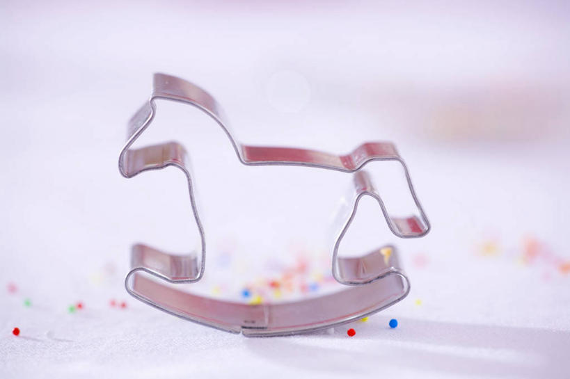 无人,横图,俯视,室内,特写,白天,游戏,快乐,玩具,金属制品,阴影,灰色背景,装饰,反射,金属,影子,玩,娱乐,一个,巧克力,休闲,摄影,影棚,单个,模具,活动,朱古力,华丽,修饰,点缀,发泄,消遣,智力,木马,宣泄,衬托,美观,雅致,雅观,七彩米,七彩糖针,巧克力针,朱古力针,玩耍,嬉戏,彩图,高角度拍摄,影棚拍摄,拍摄