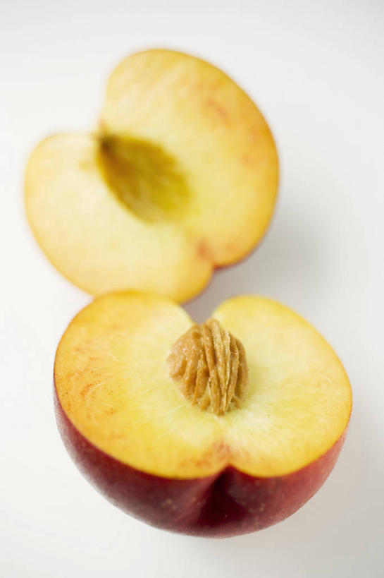 无人,竖图,俯视,室内,特写,白天,白色背景,桃子,水果,切开,阴影,朦胧,模糊,新鲜,反射,影子,生食,食品,果实,油桃,食物,一个,切,摄影,有机食品,绿色食品,影棚,单个,剖面,切面,肺果,李光桃,彩图,高角度拍摄,影棚拍摄,拍摄