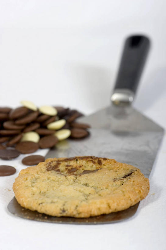 点心,无人,竖图,俯视,室内,特写,白天,白色背景,桌面,桌子,金属制品,阴影,反射,金属,木制,铲子,影子,食品,糖,糖果,甜点,甜品,食物,木制品,饼干,甜食,零食,巧克力,摄影,影棚,朱古力,巧克力饼干,彩图,高角度拍摄,影棚拍摄,拍摄