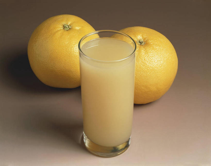 果汁,无人,横图,俯视,室内,特写,白天,餐桌,桌子,柚子,杯子,水果,阴影,棕色背景,新鲜,反射,影子,生食,食品,果实,饮品,一杯,葡萄柚,玻璃制品,食物,饮料,两个,一个,黄色,水杯,西柚,摄影,有机食品,绿色食品,影棚,单个,餐台,可口,朱栾,柚子汁,适口,玻璃杯,彩图,高角度拍摄,影棚拍摄,拍摄