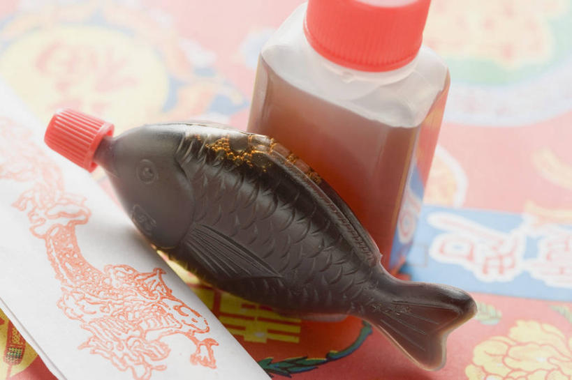 无人,横图,俯视,室内,特写,白天,餐桌,桌子,阴影,装饰,反射,鱼,影子,调料,调味品,调味料,酱油,鱼类,瓶子,塑料制品,塑料瓶,餐台,华丽,修饰,点缀,衬托,美观,雅致,雅观,豉油,彩图,高角度拍摄