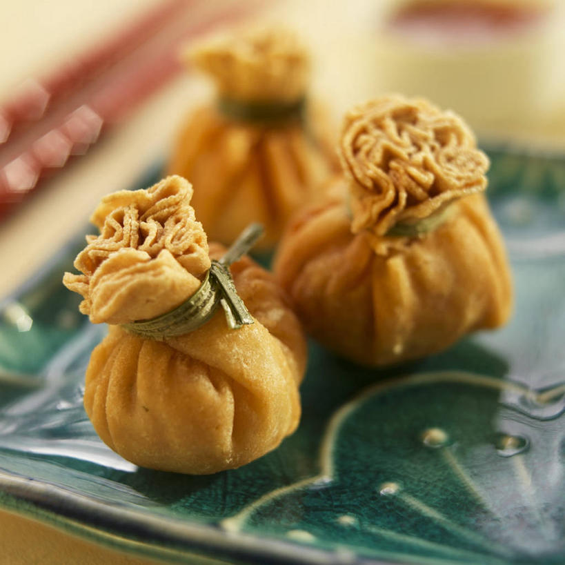 点心,馄饨,面食,无人,方图,俯视,室内,特写,白天,餐桌,筷子,桌子,餐具,一双,阴影,朦胧,模糊,反射,碟子,盘,影子,油炸,料理,食品,面点,文化,传统,美食,食物,三个,盘子,碟,中式,餐台,礼节,礼仪,扁肉,进餐用具,彩图,高角度拍摄,炸馄饨
