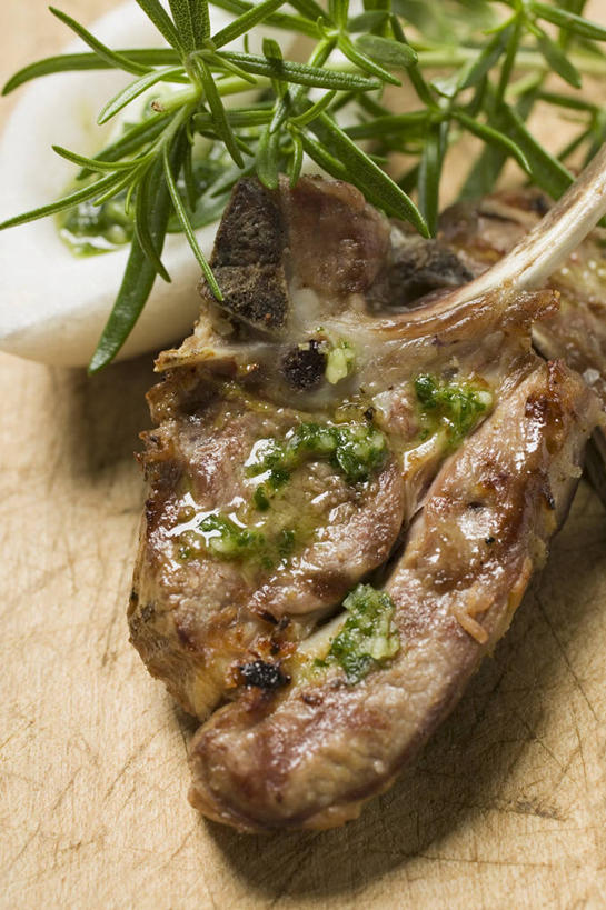 无人,竖图,俯视,室内,特写,白天,烹饪,西餐,餐桌,桌子,一块,阴影,反射,木制,影子,调味,肉,香料,佐料,羊排,料理,食品,羊肉,菜肴,美食,肉类,食物,木制品,西式,佳肴,餐台,迷迭香,配料,肉食,海洋之露,作料,彩图,高角度拍摄