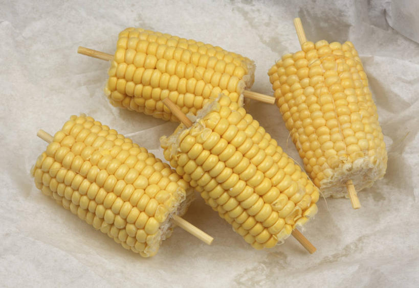 无人,横图,俯视,室内,特写,白天,玉米,餐桌,桌子,蔬菜,阴影,新鲜,反射,棒子,影子,玉蜀黍,食品,竹签,食物,黄色,四个,有机食品,绿色食品,餐台,苞米,苞芦,苞谷,取食签,包谷,大蜀黍,番麦,薏米包,玉高粱,玉麦,珍珠米,彩图,高角度拍摄