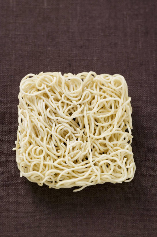 面食,面条,无人,竖图,俯视,室内,特写,白天,餐桌,桌子,阴影,棕色背景,环绕,缠绕,反射,影子,面,食品,食物,一个,摄影,影棚,单个,餐台,便利,纠缠,方便面,泡面,快捷,即食面,快熟面,速食面,方便,彩图,高角度拍摄,影棚拍摄,拍摄