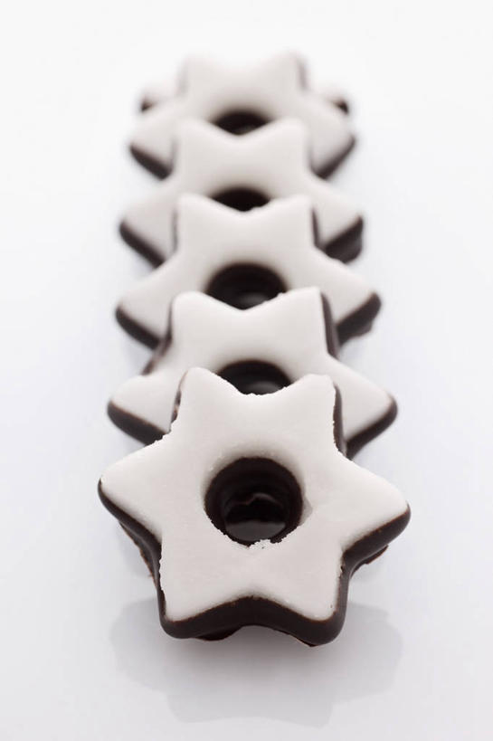 点心,无人,竖图,俯视,室内,特写,白天,白色背景,餐桌,桌子,一排,许多,阴影,整齐,反射,六角形,影子,食品,糖,糖果,甜点,甜品,曲奇,食物,排列,饼干,甜食,零食,巧克力,摄影,影棚,餐台,朱古力,队列,曲奇饼,曲奇饼干,巧克力曲奇,彩图,高角度拍摄,影棚拍摄,拍摄