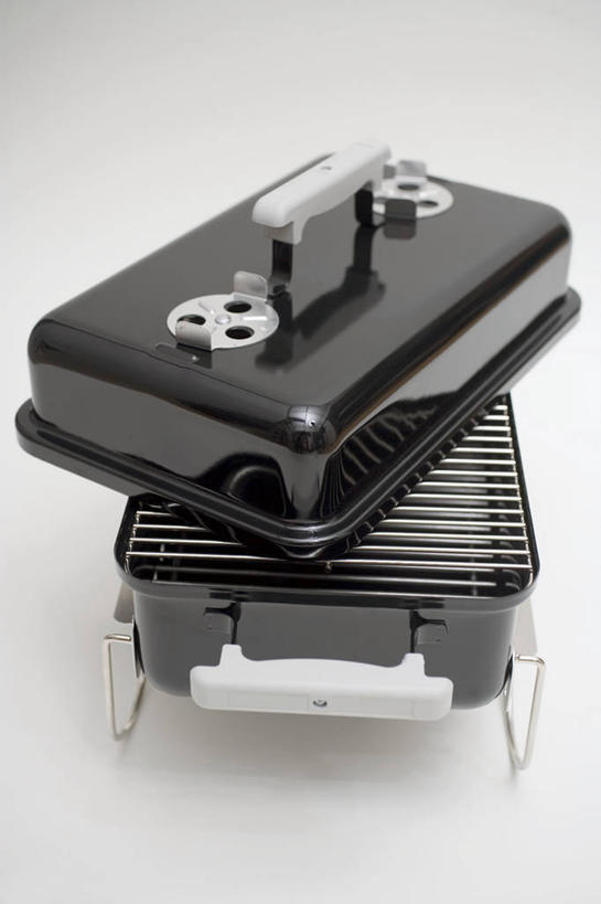 无人,竖图,俯视,室内,特写,白天,烹饪,烧烤,静物,厨具,阴影,灰色背景,反射,影子,烤架,烤肉,铁架,摄影,影棚,烹饪用具,烹调用具,烹调,彩图,高角度拍摄,影棚拍摄,拍摄