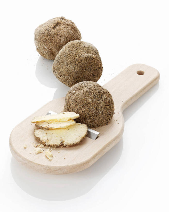 奶酪,无人,竖图,俯视,室内,特写,白天,白色背景,餐桌,桌子,阴影,反射,影子,肉,干酪,起司,案板,丸子,芝士,营养,肉类,肉丸,砧板,乳酪,摄影,影棚,餐台,乳制品,发酵,肉食,彩图,高角度拍摄,影棚拍摄,拍摄