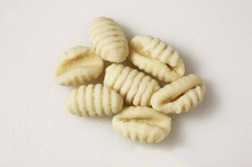 面食,面条,意大利面,无人,横图,俯视,室内,特写,白天,白色背景,西餐,餐桌,桌子,一堆,许多,阴影,堆叠,堆积,反射,影子,面,料理,食品,食物,西式,摄影,影棚,餐台,堆,贝壳面,彩图,高角度拍摄,影棚拍摄,拍摄