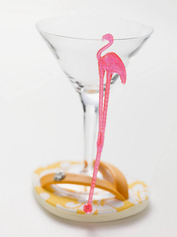 无人,竖图,俯视,室内,特写,白天,白色背景,餐桌,桌子,杯子,阴影,朦胧,模糊,反射,红鹤,火烈鸟,高脚杯,影子,食品,糖,糖果,甜点,甜品,软糖,玻璃制品,食物,一个,酒杯,甜食,摄影,影棚,单个,餐台,鸡尾酒杯,玻璃杯,彩图,高角度拍摄,影棚拍摄,拍摄