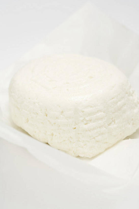 奶酪,无人,竖图,俯视,室内,特写,白天,白色背景,餐桌,桌子,一块,阴影,反射,包装,包装纸,影子,纸,干酪,起司,纸张,芝士,营养,白色,乳酪,摄影,影棚,餐台,卫生,包装材料,乳制品,发酵,纯真,洁净,光明,恬静,中间色,朴素,清白,彩图,高角度拍摄,影棚拍摄,拍摄,防油纸