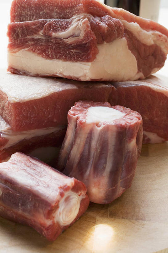 骨骼,无人,竖图,俯视,室内,特写,白天,桌面,桌子,一堆,许多,阴影,堆叠,堆积,反射,纹路,木制,纹理,影子,肉,牛肉,骨头,很多,肉类,木制品,堆,骨架,肉食,牛尾,肌理,彩图,高角度拍摄