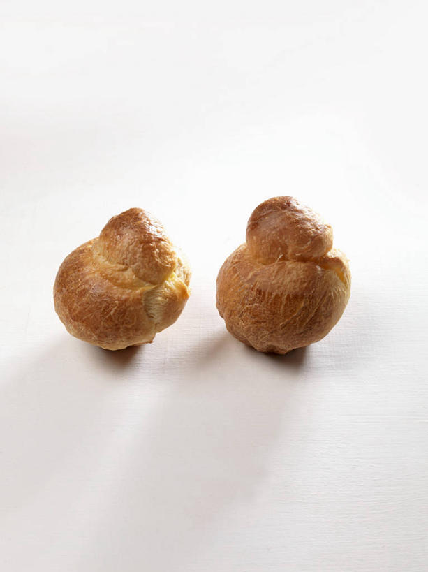 点心,无人,竖图,俯视,室内,特写,白天,白色背景,下午茶,桌面,桌子,阴影,反射,木制,影子,食品,食物,糕点,两个,木制品,奶油蛋糕,摄影,影棚,磅蛋糕,彩图,高角度拍摄,影棚拍摄,拍摄,蛋糕