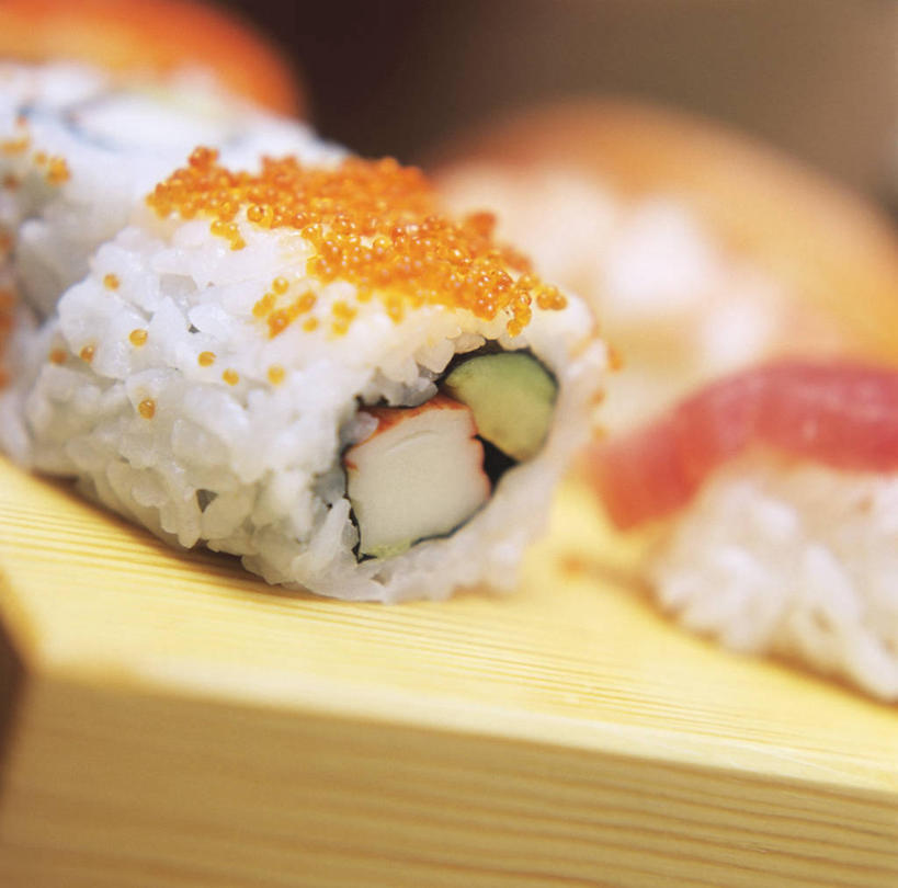 米饭,生鱼片,寿司,无人,横图,俯视,室内,特写,白天,烹饪,餐桌,桌子,蔬菜,阴影,朦胧,模糊,新鲜,反射,影子,肉,鱼肉,日本料理,鱼片,料理,食品,饭,菜肴,美食,肉类,食物,日式料理,日式,佳肴,有机食品,绿色食品,餐台,五谷,醋饭,肉食,沙西米,四喜饭,加州卷,彩图,高角度拍摄,刺身