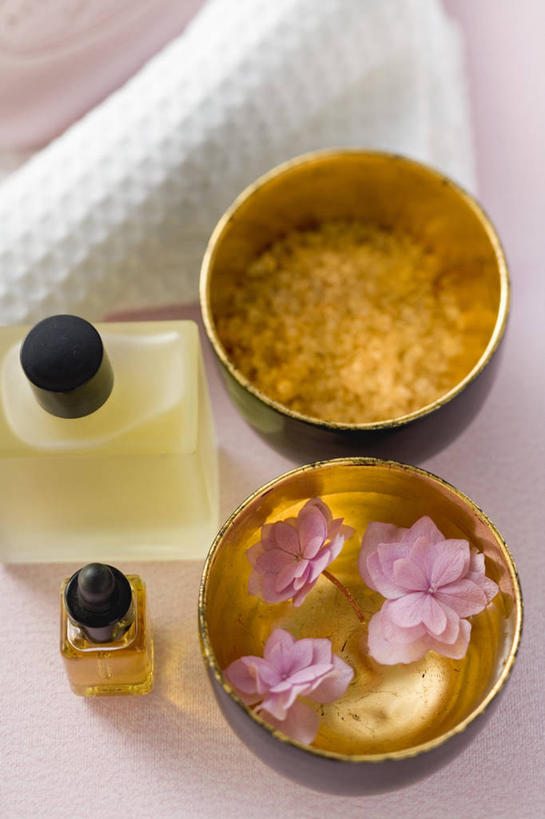 无人,竖图,俯视,室内,特写,白天,化妆,美容,水,餐桌,桌子,护肤,阴影,装饰,盛开,反射,纺织物,液体,影子,水滴,花蕾,玻璃制品,花,花瓣,花朵,鲜花,玻璃瓶,瓶子,毛巾,洗浴用品,花苞,花蕊,清洁,保养,享受,休闲,放松,保健,餐台,保暖,华丽,修饰,点缀,浴盐,护肤品,护肤用品,舒缓,透气,养颜,防水,去污,紧肤,嫩肤,衬托,美观,雅致,雅观,储水,耐磨,吸水,洗涤,彩图,高角度拍摄