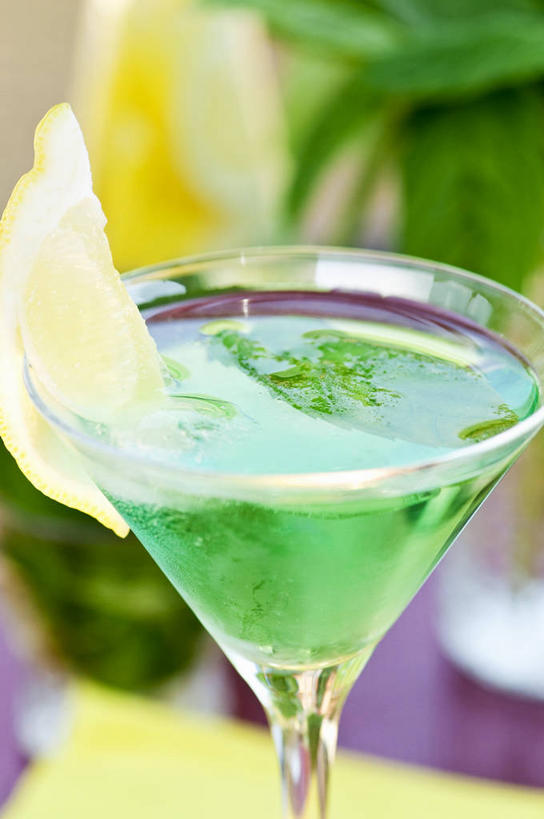 无人,竖图,俯视,室内,特写,白天,餐桌,桌子,柠檬,杯子,水果,叶子,阴影,朦胧,模糊,新鲜,反射,高脚杯,影子,生食,薄荷,食品,果实,绿叶,银丹草,酒类,一杯,玻璃制品,酒,食物,饮料,一个,黄色,酒杯,嫩叶,杜松子酒,有机食品,绿色食品,单个,餐台,金酒,鸡尾酒杯,烈酒,琴酒,斑叶凤梨薄荷,夜息香,叶,叶片,玻璃杯,益母果,柠果,彩图,高角度拍摄