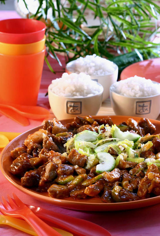 米饭,无人,竖图,俯视,室内,特写,白天,烹饪,中餐,植物,桌面,桌子,餐具,叶子,阴影,朦胧,模糊,反射,木制,碟子,盘,纹理,影子,陶瓷,肉,料理,食品,绿叶,陶瓷制品,饭,猪肉,菜肴,美食,肉类,食物,绿色,盘子,木制品,容器,碟,碗,中式,嫩叶,佳肴,储藏,五谷,储存,肉食,豚肉,肌理,叶,叶片,叶脉,彩图,高角度拍摄,酸甜,糖醋菜,糖醋肉段,贮存