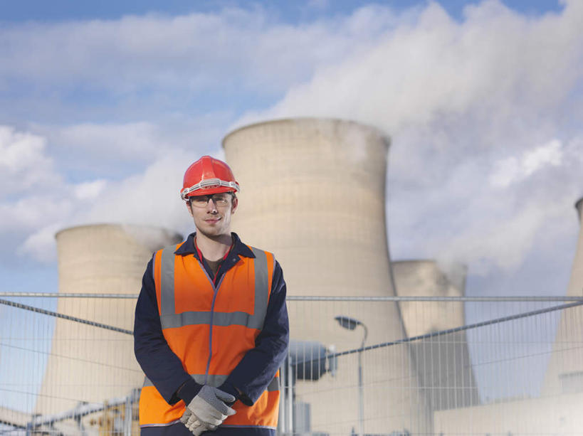 西方人,一个人,站,横图,室外,白天,仰视,工作服,制服,帽子,欧洲,欧洲人,仅一个男性,仅一个人,阴影,环保,光线,头盔,影子,烟雾,云,云朵,云彩,注视,仅一个年轻男性,蓝色,白云,蓝天,天空,阳光,安全帽,手套,天,观察,看,手放前,站着,橙色,发电厂,发电站,排放,能源,晴朗,观看,污染,回收,资源,核电站,核能,察看,关注,利用,低碳,循环,冷却塔,防护手套,工作制服,持续,冷却,空气污染,核电厂,男人,男性,年轻男性,白种人,晴空,站立,半身,彩图,低角度拍摄,工作套服,安全服,反光背心,反光服,反光衣,质检员,凉水塔