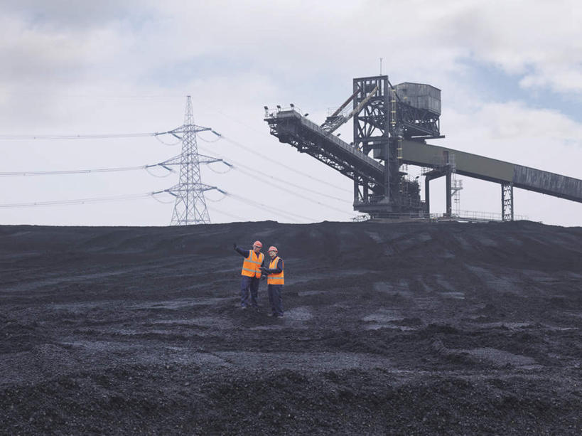 西方人,两个人,伙伴,朋友,站,横图,室外,白天,正面,工作服,制服,友谊,合作,团队,帽子,欧洲,欧洲人,工作,电力,钢材,电缆,电线,头盔,支架,云,云朵,地面,云彩,注视,电塔,蓝色,白云,蓝天,天空,安全帽,建筑工地,天,观察,看,站着,橙色,战略,能源,晴朗,观看,支撑,资源,察看,关注,供电设备,高压电塔,高压输电线,联合,合谋,高压电线塔,高压塔,地盘,建筑地盘,施工地盘,工作制服,配合,协作,男人,男性,年轻男性,中年男性,白种人,晴空,站立,彩图,全身,工作套服,工地,安全服,反光背心,反光服,反光衣,质检员