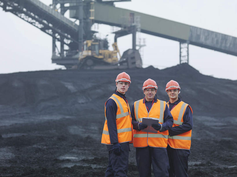 西方人,三个人,伙伴,朋友,站,横图,室外,白天,正面,工作服,制服,友谊,合作,团队,技术,建筑,帽子,欧洲,欧洲人,一排,握,整齐,头盔,地面,拿,拿着,注视,车,排列,施工,天空,安全帽,建筑工地,交通工具,天,观察,看,站着,机械,橙色,工程车,战略,握着,观看,工程,察看,队列,关注,载具,记录板,推土机,记事板,联合,合谋,地盘,建筑地盘,施工地盘,交通运输,工作制服,工作车,施工车,配合,协作,男人,男性,年轻男性,中年男性,白种人,站立,半身,彩图,工作套服,工地,安全服,反光背心,反光服,反光衣,质检员