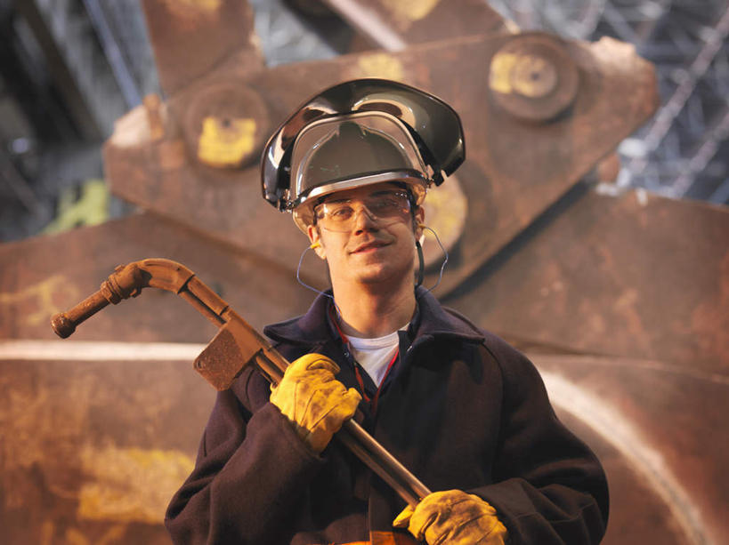 西方人,一个人,机修工,工厂,站,笑,微笑,横图,室内,白天,正面,车间,机器,帽子,欧洲,欧洲人,仅一个男性,仅一个人,连接,握,组合,面具,头盔,拿,拿着,注视,工人,仅一个年轻男性,安全帽,手套,观察,看,站着,机械,握着,观看,电焊,焊接,察看,紧固,关注,拼接,拼凑,焊枪,车床,钢铁厂,拼合,凑集,聚合,撮合,牢固,防护手套,电弧焊,男人,男性,年轻男性,白种人,机械师,机修工人,站立,半身,彩图,制造厂