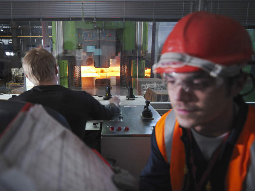 西方人,背部,两个人,伙伴,朋友,机修工,工厂,站,坐,横图,室内,白天,正面,工作服,制服,友谊,安全,合作,团队,车间,机器,帽子,欧洲,欧洲人,握,工作,材料,档案,头盔,文件,眼镜,纸,防护,拿,拿着,注视,工人,安全帽,手稿,资料,观察,看,站着,机械,橙色,战略,握着,观看,手柄,护目镜,保护,证明,制造,控制,察看,关注,文档,保险,控制台,车床,钢铁厂,保全,周全,安稳,安定,联合,合谋,安全防护眼镜,工作制服,配合,平安,协作,男人,男性,年轻男性,白种人,机械师,机修工人,站立,坐着,半身,彩图,工作套服,制造厂,安全服,反光背心,反光服,反光衣,防护眼镜