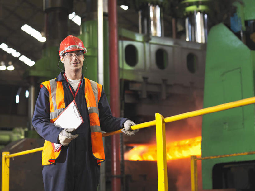 西方人,一个人,工厂,栏杆,站,笑,微笑,横图,室内,白天,仰视,工作服,制服,车间,机器,帽子,欧洲,欧洲人,仅一个男性,仅一个人,握,头盔,围栏,拿,拿着,注视,护栏,仅一个年轻男性,安全帽,观察,看,站着,机械,橙色,握着,观看,察看,关注,记录板,记事板,车床,钢铁厂,工作制服,男人,男性,年轻男性,白种人,站立,半身,彩图,低角度拍摄,工作套服,制造厂,安全服,反光背心,反光服,反光衣,质检员