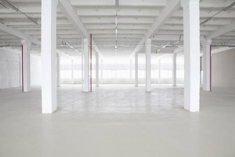 无人,横图,室内,白天,正面,窗户,落地窗,天花板,瓷砖,地砖,柱子,墙,走道,走廊,过道,地面,仓库,玻璃窗,墙壁,墙面,白色,彩图,堆栈