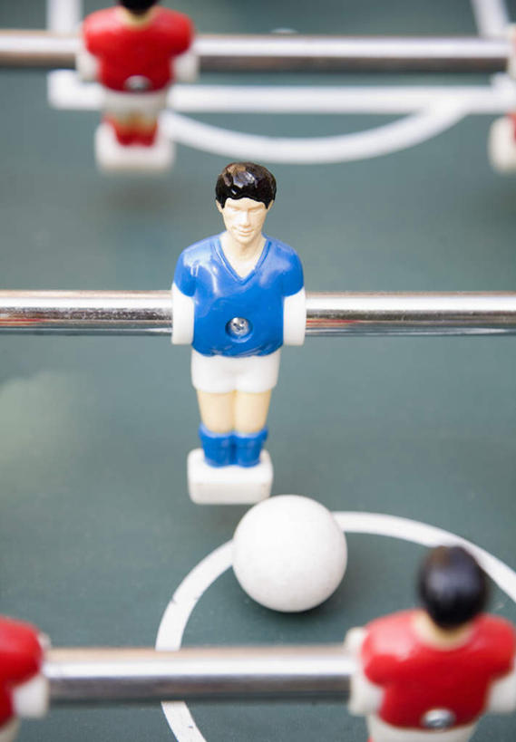 无人,竖图,俯视,室内,特写,白天,锻炼,游戏,运动,足球,静物,金属制品,金属,圆圈,玩,娱乐,球,模型,休闲,活动,发泄,消遣,智力,桌式足球,桌上足球,宣泄,体育,玩耍,嬉戏,彩图,高角度拍摄,健身