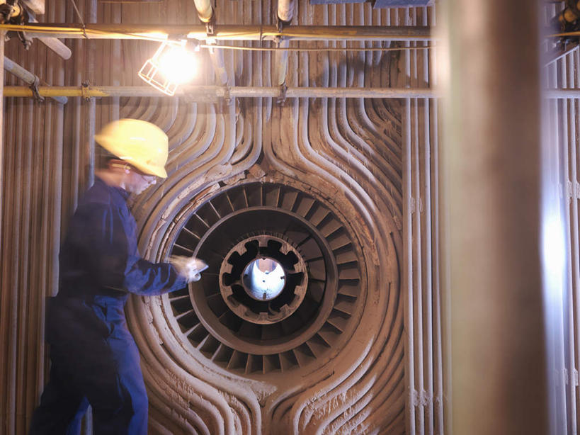 西方人,一个人,机修工,工厂,站,横图,室内,白天,侧面,工作服,制服,帽子,照明,欧洲,欧洲人,仅一个男性,仅一个人,握,阴影,光线,头盔,影子,支架,灯光,拿,拿着,注视,吊灯,架子,脚手架,灯,施工,工人,仅一个年轻男性,安全帽,灯具,观察,看,站着,握着,观看,支撑,照亮,固定,察看,照明设备,关注,熔炉,工作制服,男人,男性,年轻男性,白种人,机械师,机修工人,站立,半身,彩图,工作套服,工地,制造厂,稳固