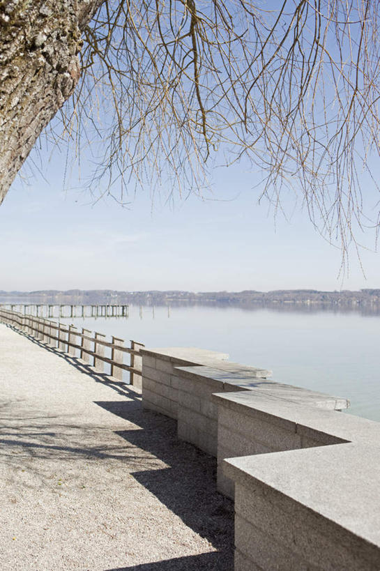 无人,栏杆,竖图,室外,白天,正面,旅游,度假,湖,湖泊,美景,水,植物,德国,欧洲,阴影,波纹,光线,影子,湖面,景观,水流,水面,围栏,涟漪,娱乐,护栏,树,树木,蓝色,绿色,倒影,蓝天,水纹,天空,阳光,自然,波浪,湖水,天,享受,休闲,景色,放松,生长,晴朗,成长,淡水湖,倒映,西欧,自然风光,万里无云,德意志联邦共和国,水晕,巴伐利亚,巴伐利亚州,拜恩州,拜恩自由州,反照,阿默尔湖,阿默湖,晴空,晴空万里,彩图