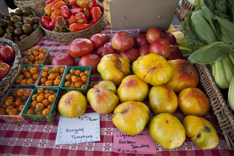 无人,菜场,横图,俯视,室外,白天,购物,消费,桃子,蔬菜,西红柿,水果,一堆,许多,堆叠,堆积,新鲜,青菜,生食,食品,果实,集市,市场,很多,蔬果,食物,水蜜桃,金融,有机食品,绿色食品,堆,蟠桃,小白菜,选购,贸易,肺果,不结球白菜,菜市,番茄,彩图,高角度拍摄,菜市场