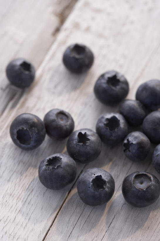 无人,竖图,俯视,室外,特写,白天,桌面,桌子,浆果,蓝莓,水果,许多,新鲜,木制,生食,食品,果实,很多,食物,木制品,有机食品,绿色食品,山都柿,蓝浆果,蓝靛果,彩图,高角度拍摄