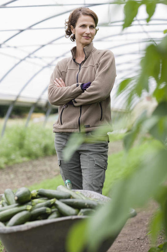 西方人,一个人,菜园,站,双手交叉,竖图,室内,白天,正面,通讯,客服,农作物,田园,黄瓜,蔬菜,欧洲,欧洲人,仅一个女性,仅一个人,一堆,许多,阴影,堆叠,堆积,服装,朦胧,模糊,新鲜,光线,信息,暖棚,影子,食品,很多,话务员,注视,休闲装,食物,衣服,阳光,观察,看,站着,仅一个中年女性,休闲,休闲服,服务,通信,服饰,有机食品,绿色食品,观看,堆,协调,察看,双手抱胸,关注,销售,客服人员,电话销售,菜棚,田庄,接待员,女人,女性,中年女性,白种人,接线员,青瓜,胡瓜,站立,半身,彩图