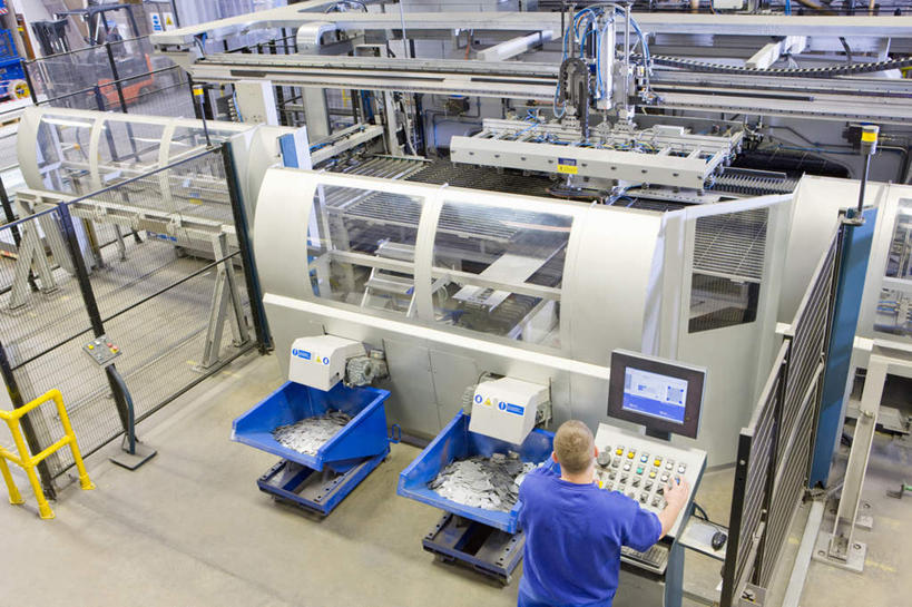 西方人,一个人,机修工,工厂,站,横图,俯视,室内,白天,工作服,制服,安全,机器,显示器,欧洲,欧洲人,仅一个男性,仅一个人,屏幕,防护,注视,显示屏,工人,仅一个年轻男性,手套,观察,看,站着,机械,观看,保护,操纵,察看,操作,关注,保险,驾驭,利用,输出设备,保全,周全,安稳,安定,防护手套,把持,支配,工作制服,平安,男人,男性,年轻男性,白种人,机械师,机修工人,站立,半身,彩图,高角度拍摄,工作套服,工地,制造厂