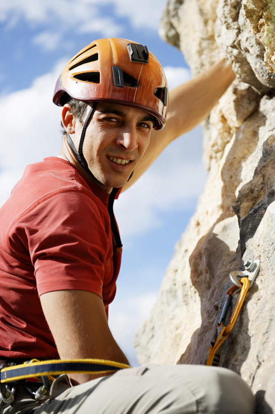 西方人,一个人,站,笑,攀登,微笑,竖图,室外,白天,侧面,T恤衫,锻炼,旅游,度假,探险,运动,攀岩,帽子,金属制品,欧洲,欧洲人,仅一个男性,仅一个人,连接,握,阴影,组合,服装,光线,金属,头盔,影子,悬崖,云,云朵,T恤,云彩,注视,休闲装,娱乐,极限运动,仅一个年轻男性,衣服,红色,蓝色,白云,蓝天,天空,阳光,安全帽,天,观察,看,站着,享受,休闲,休闲服,爬,放松,握着,服饰,晴朗,观看,链接,察看,紧固,关注,拼接,室外运动,拼凑,户外运动,拼合,凑集,聚合,撮合,链结,牢固,绝壁,冒险,体育,男人,男性,年轻男性,白种人,晴空,登山,攀爬,站立,半身,彩图,健身,钢环,岩钉钢环