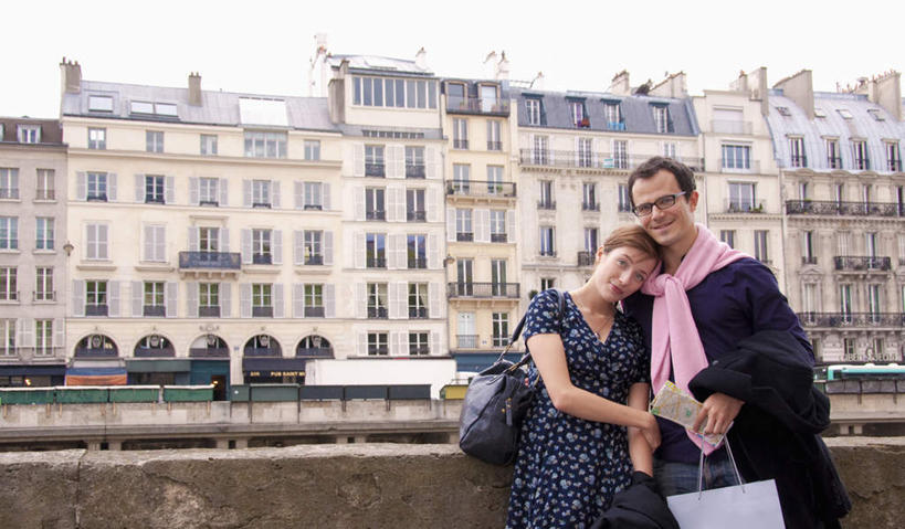 西方人,两个人,夫妻,家,栏杆,站,笑,微笑,横图,室外,白天,正面,毛衣,爱情,购物,消费,袋子,欧洲,欧洲人,勾,挽,包,包装袋,皮包,手提袋,房屋,屋子,围栏,购物袋,浪漫,注视,护栏,楼房,住宅,粉色,天空,天,观察,看,靠,靠着,站着,温暖,温馨,恩爱,勾着,金融,恋人,观看,单肩包,和睦,察看,购买,关注,线衫,挽着,贸易,男人,男性,年轻女性,女人,女性,中年男性,白种人,夫妇,情侣,站立,半身,彩图,绒衣,套衫,套头毛衣,线衣,房子,伴侣,融洽