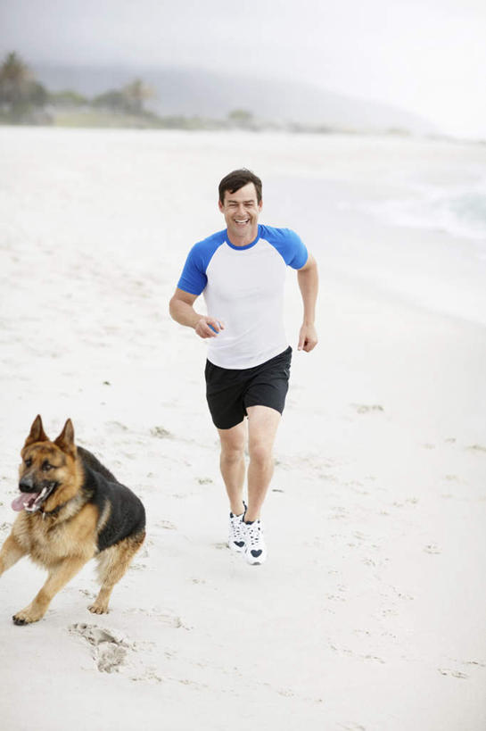 西方人,一个人,跑,笑,微笑,露齿笑,竖图,室外,白天,正面,T恤衫,锻炼,运动,沙滩,宠物,狗,欧洲,欧洲人,仅一个男性,仅一个人,仅一个中年男性,阴影,服装,光线,沙子,影子,海岸,沙地,T恤,注视,休闲装,一只,衣服,蓝色,白色,黑色,天空,阳光,动物,天,观察,看,休闲,休闲服,可爱,服饰,观看,察看,关注,忠诚,体育,男人,男性,中年男性,白种人,海滩,犬,跑步,彩图,全身,健身