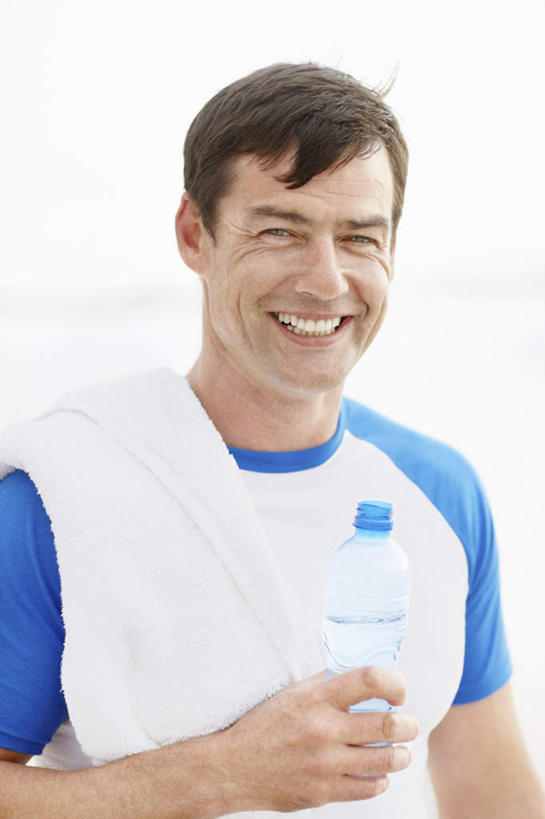 西方人,一个人,站,笑,微笑,露齿笑,竖图,室外,白天,正面,T恤衫,水,欧洲,欧洲人,仅一个男性,仅一个人,仅一个中年男性,握,阴影,服装,光线,纺织物,液体,影子,拿,T恤,拿着,注视,休闲装,饮用水,衣服,蓝色,白色,天空,阳光,瓶子,塑料制品,毛巾,矿泉水,天,观察,看,清洁,站着,休闲,休闲服,塑料瓶,握着,服饰,观看,保暖,察看,关注,蒸馏水,透气,防水,储水,耐磨,吸水,男人,男性,中年男性,白种人,站立,半身,彩图,短发