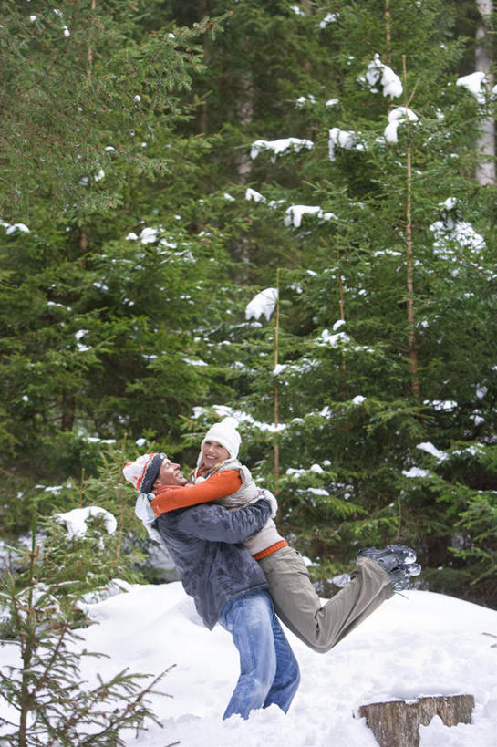 西方人,两个人,夫妻,站,抱,笑,微笑,露齿笑,竖图,室外,白天,侧面,爱情,树林,雪,植物,大雪,欧洲,欧洲人,服装,裤子,装饰,冰,积雪,雪景,冬季,冬天,浪漫,注视,牛仔裤,相视,树,树木,衣服,绿色,自然,手套,围巾,观察,看,站着,温暖,温馨,面对面,棉衣,恩爱,寒冷,恋人,服饰,生长,成长,围脖,抱着,观看,对视,保暖,华丽,点缀,和睦,察看,冰冷,互视,搂着,御寒,关注,翘起,相对,棉袄,相看,衬托,美观,雅致,雅观,严寒,冰凉,酷寒,凛冽,凛凛,极冷,棉服,冬装,男人,男性,女人,女性,中年男性,中年女性,白种人,夫妇,情侣,搂,搂抱,站立,彩图,全身,袄子,棉被服,伴侣,融洽