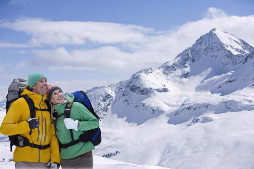 西方人,两个人,夫妻,站,笑,微笑,露齿笑,横图,室外,白天,正面,爱情,锻炼,旅游,度假,运动,山,雪,雪山,大雪,帽子,欧洲,欧洲人,握,阴影,服装,光线,包,影子,冰,积雪,山峰,雪景,云,云朵,冬季,冬天,山峦,浪漫,云彩,旅行包,注视,娱乐,衣服,蓝色,白云,蓝天,天空,阳光,背包,手套,天,观察,看,靠,靠着,站着,享受,休闲,温暖,温馨,棉衣,恩爱,放松,寒冷,握着,恋人,服饰,晴朗,观看,保暖,和睦,察看,冰冷,御寒,关注,室外运动,户外运动,棉袄,棉帽,严寒,旅游包,冰凉,酷寒,凛冽,凛凛,极冷,棉服,冬装,男人,男性,女人,女性,中年男性,中年女性,白种人,夫妇,情侣,晴空,站立,半身,彩图,健身,袄子,棉被服,伴侣,融洽,双肩包