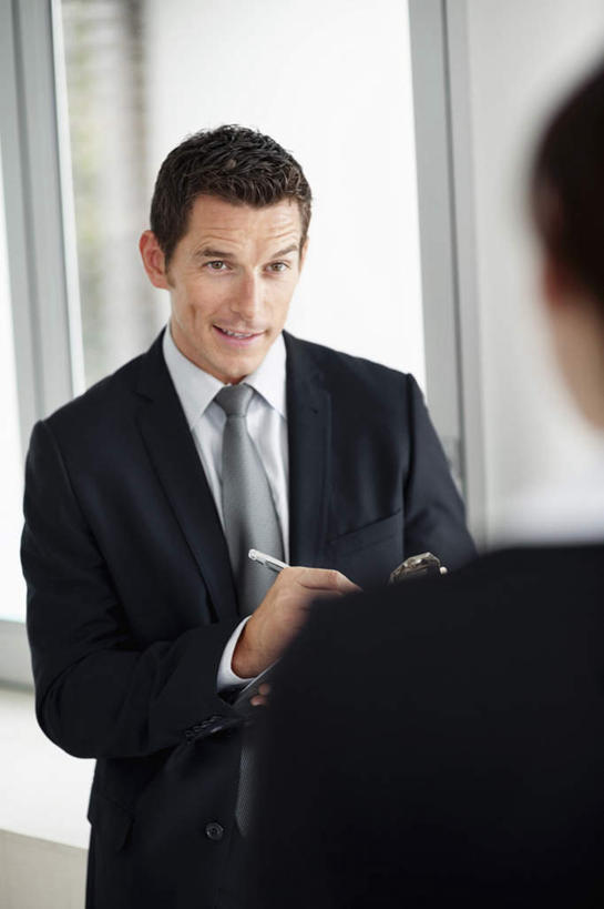 西方人,背部,两个人,伙伴,朋友,商务人士,商务男性,办公室,站,笑,微笑,露齿笑,竖图,室内,白天,正面,衬衫,友谊,合作,团队,门,欧洲,欧洲人,套装,朦胧,模糊,墙,注视,相视,墙壁,墙面,门框,观察,看,站着,面对面,战略,观看,对视,察看,互视,关注,相对,商务装,工薪阶层,相看,联合,合谋,配合,协作,男人,男性,女人,女性,中年男性,中年女性,白种人,白领,上班族,站立,半身,彩图,衬衣